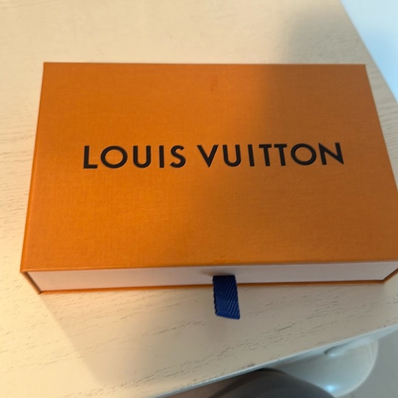 Medium Louis Vuitton box - Picture 1 of 5